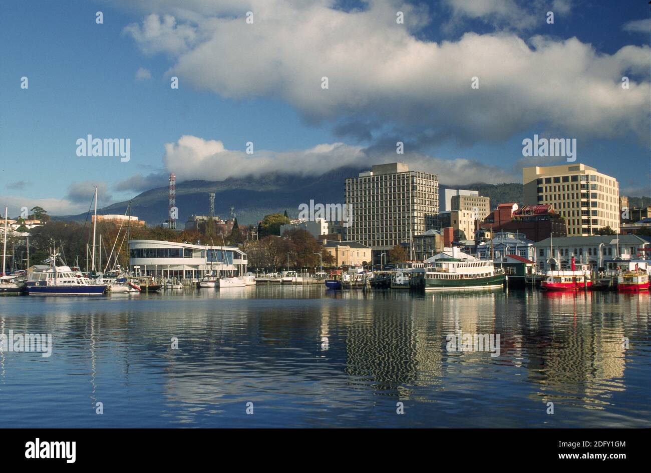 Sullivans Cove à Hobart, avec kunanyi / Mount Wellington au-delà, Tasmanie Banque D'Images