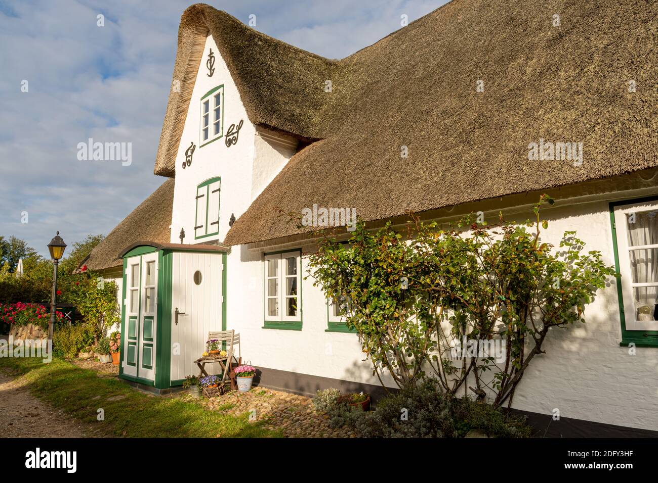 Amrum, Allemagne - 17 octobre 2020 : maison de chaume blanche à Nebel Banque D'Images