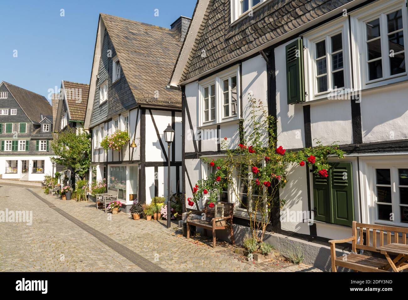 Freudenberg, Allemagne - 23 septembre 2020 : rue principale et maisons à colombages Banque D'Images