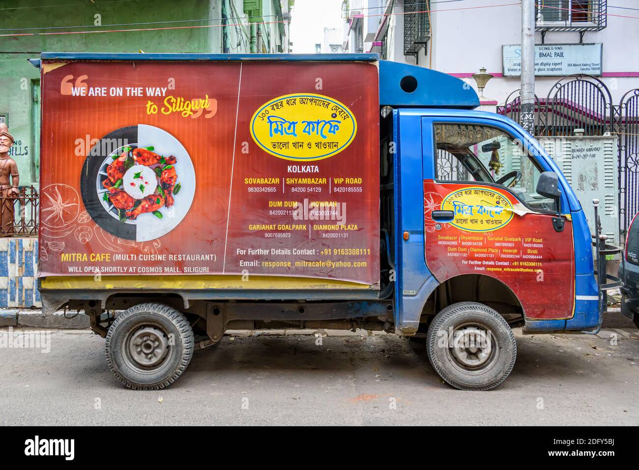 Photo d'un parking léger de véhicules commerciaux de transport de marchandises dans les rues à voies anciennes dans le nord de Kolkata, en Inde, le 2020 octobre Banque D'Images