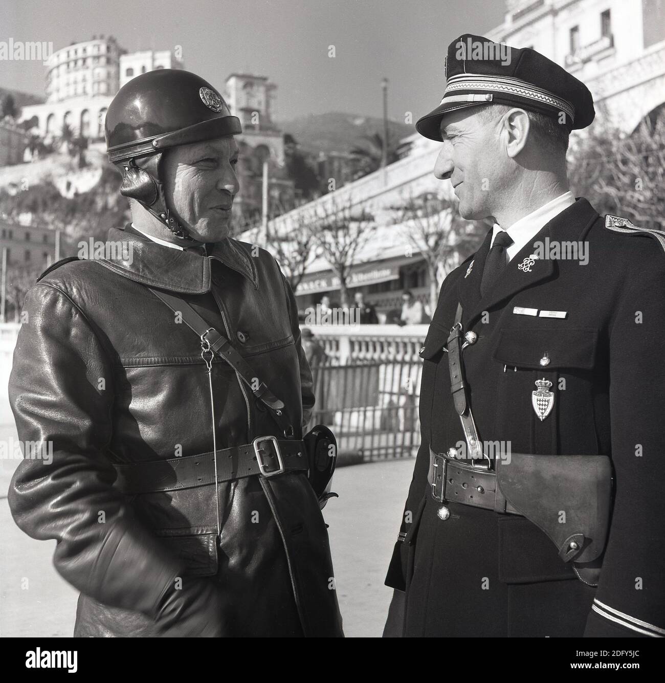Dans les années 1950, historique, Monte Carlo et deux policiers de la police  de Monaco discutant ensemble sur cette photo par J. Allan Cash. L'un porte  une veste en cuir épaisse et