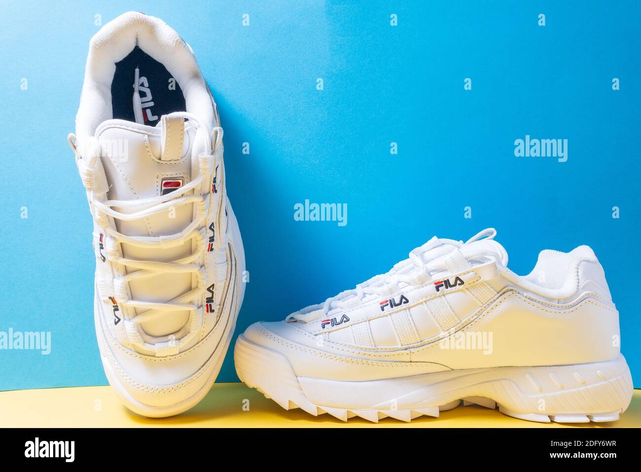 Tyumen, Russie-27 novembre 2020 : nouvelles chaussures de running Fila,  baskets blanches, baskets affiche le logo Sport et décontracté concept de  chaussures Photo Stock - Alamy