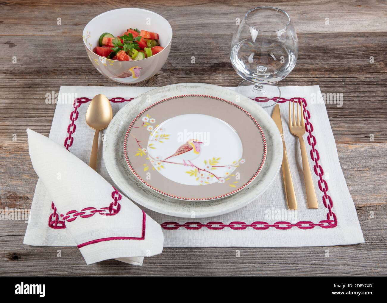 Plat Lay moderne fête table de mise avec assiette, fourchette, couteau, et  cuillère. Assiettes en céramique, couverts et serviettes en lin. Concept  dîner des fêtes Photo Stock - Alamy