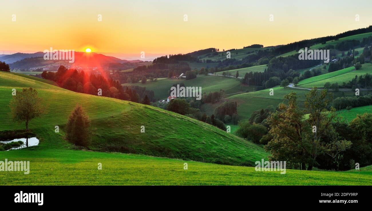 Vue sur une vallée de la Forêt-Noire au coucher du soleil Banque D'Images