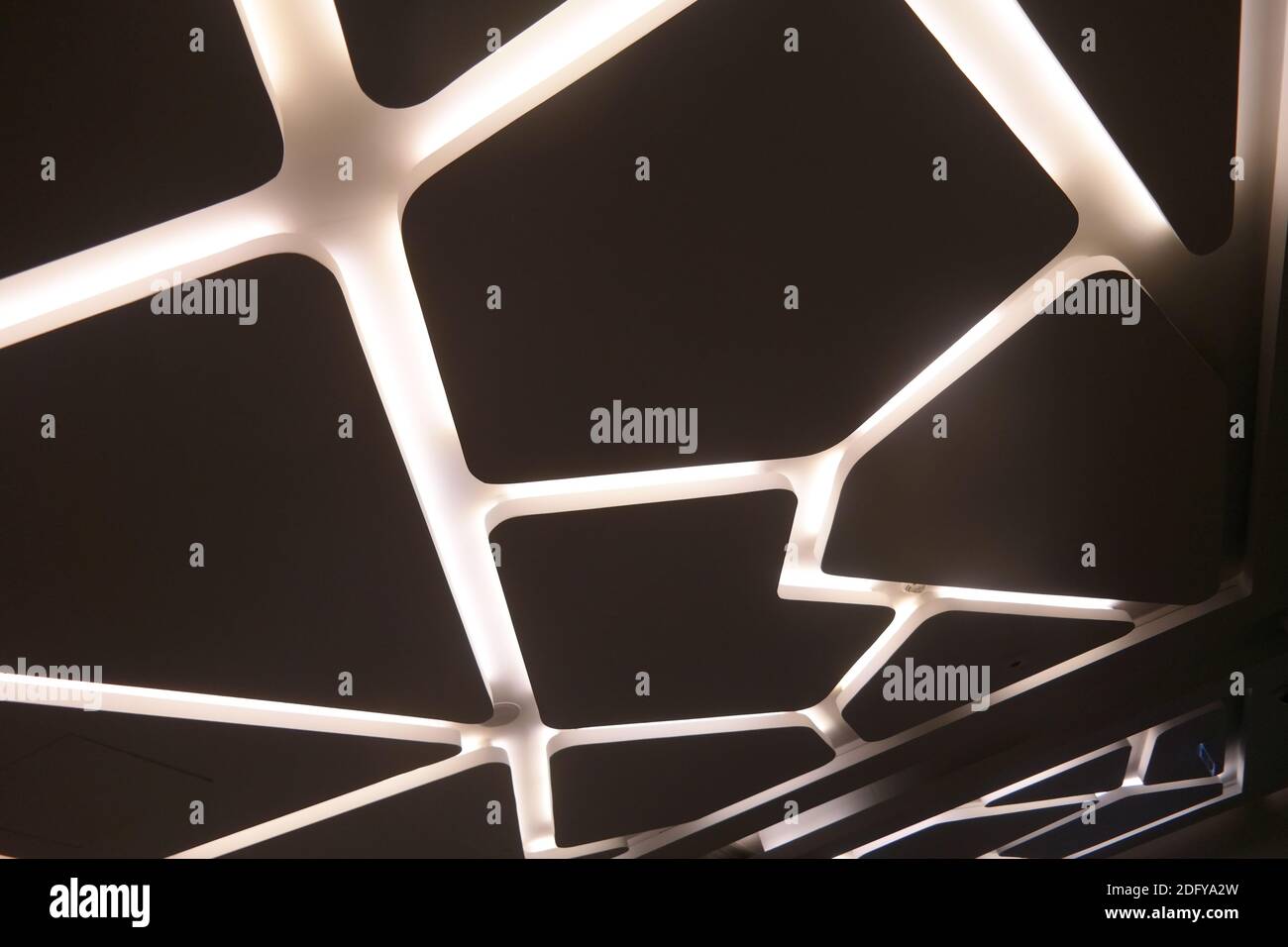 Arrière-plan noir abstrait. Texture, affiche lumineuse. Arrière-plan avec lignes. Papier peint technologique. Banque D'Images