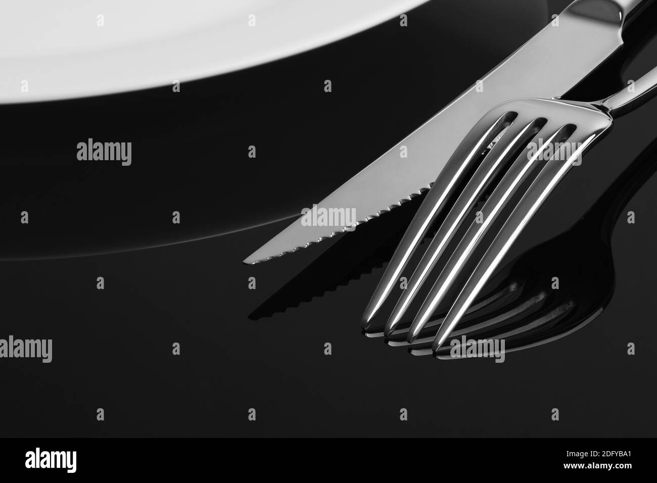Gros plan de la fourchette, du couteau et de la plaque vide sur le fond noir avec un espace pour le texte. Banque D'Images