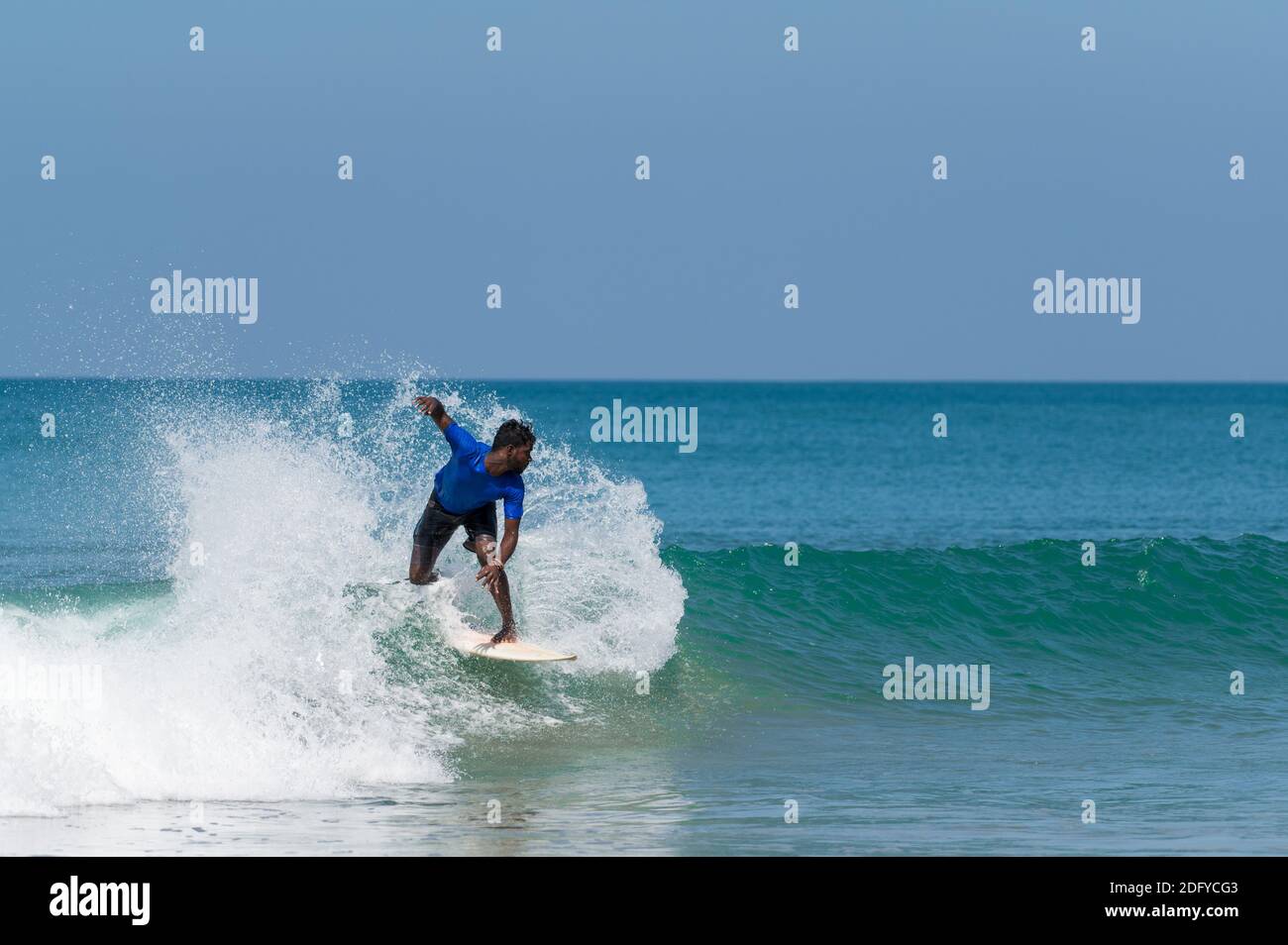 VARKALA, INDE - 14 mars 2020: Un Indien Male surfant sur la côte ouest de l'Inde à Ker Banque D'Images