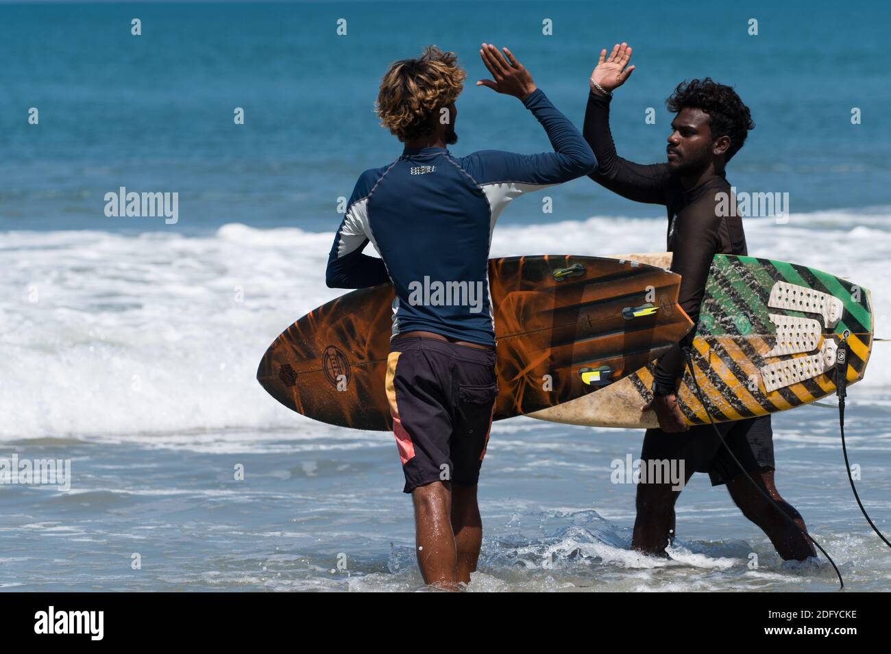 VARKALA, INDE - 14 mars 2020 : deux surfeurs Hifis et marche vers l'océan Banque D'Images