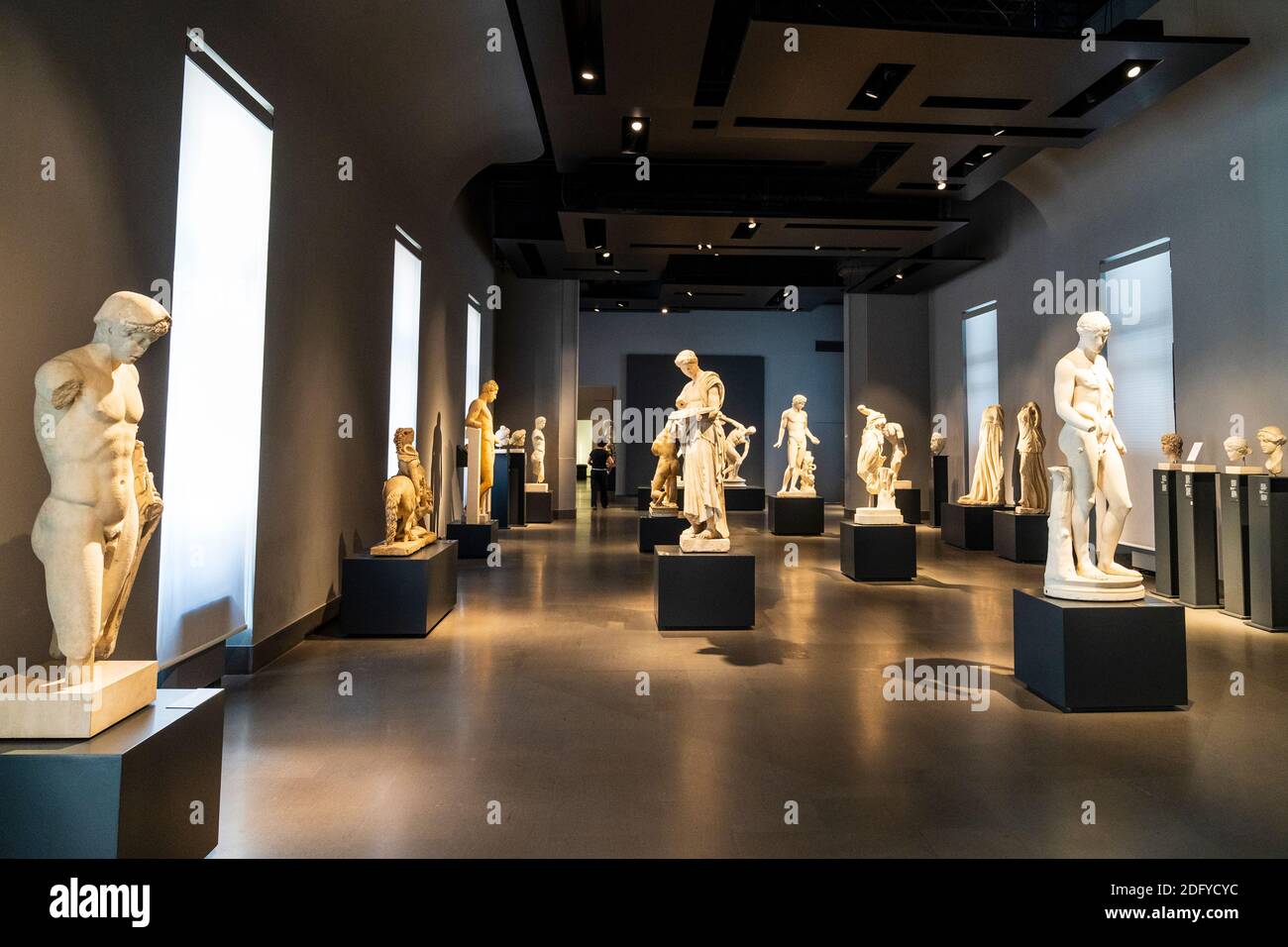 Salle V du Palazzo massimo, Musée national romain de Rome. Galerie de statues romaines et bustes sur les plinthes trouvés dans les résidences impériales. Banque D'Images