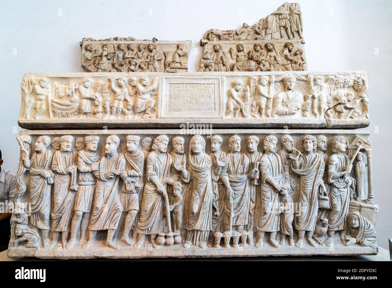 Intérieur du Palazzo massimo, Musée national romain. Le sarcophage de Marcus Claudianus décoré avec des scènes de l'ancien et du nouveau testamis. Banque D'Images