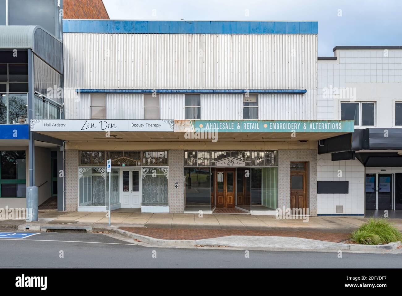 Deux magasins vacants à côté d'une ancienne succursale de la Commonwealth Bank dans la rue principale de Wingham, dans la région de Nouvelle-Galles du Sud, en Australie Banque D'Images