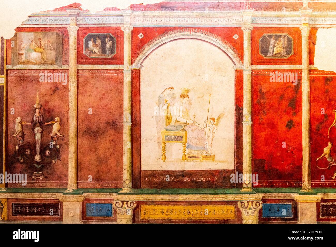 Art romain, fresque de chambre montrant Aphrodite assis sur un trône avec Grace et un jeune Eros de la Villa de la Farnesina. Musée national romain. Banque D'Images