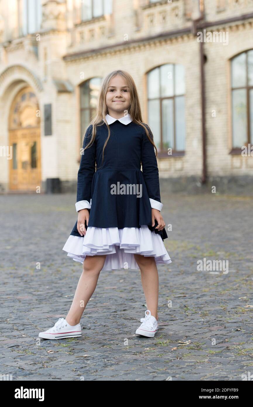 Adorable enfant porter une élégante robe d'école avec un look formel dans  la cour d'école, uniforme Photo Stock - Alamy