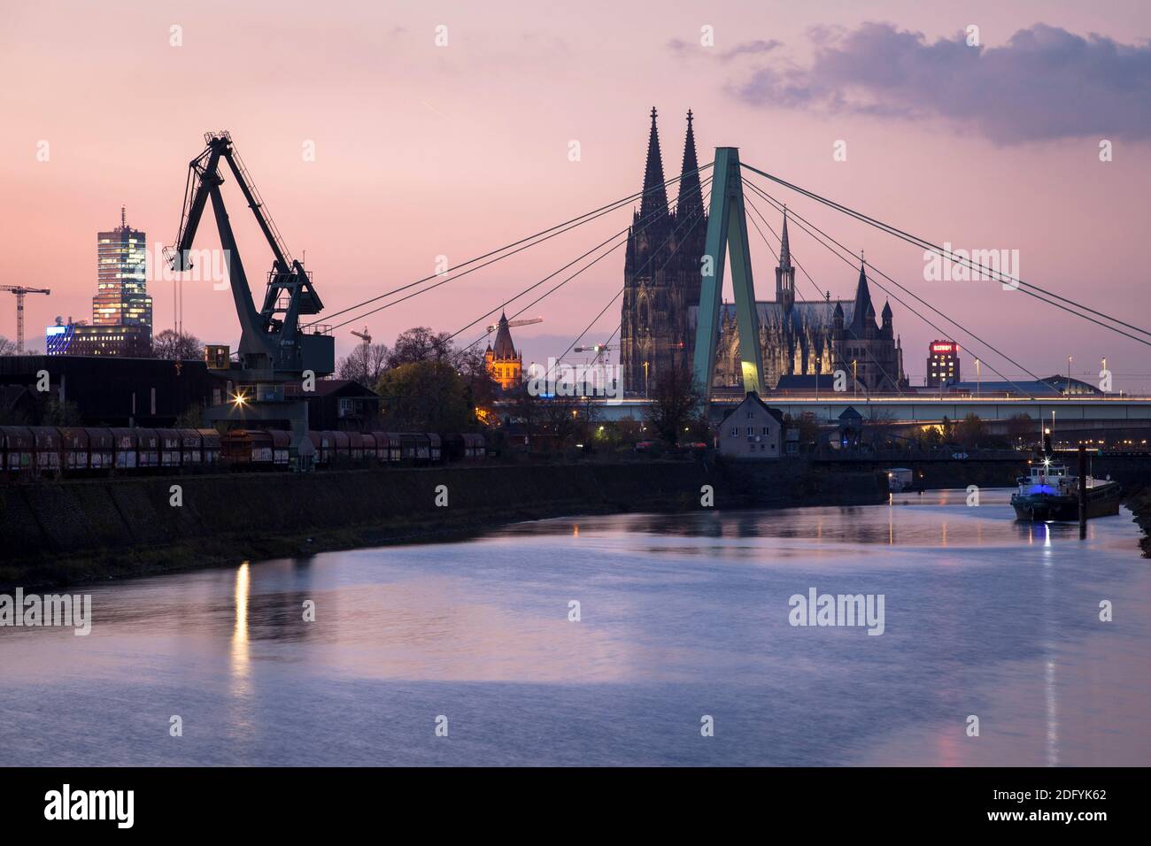 Port du Rhin dans le quartier Deutz, en arrière-plan la cathédrale et le pont Severins, Cologne, Allemagne. Banque D'Images