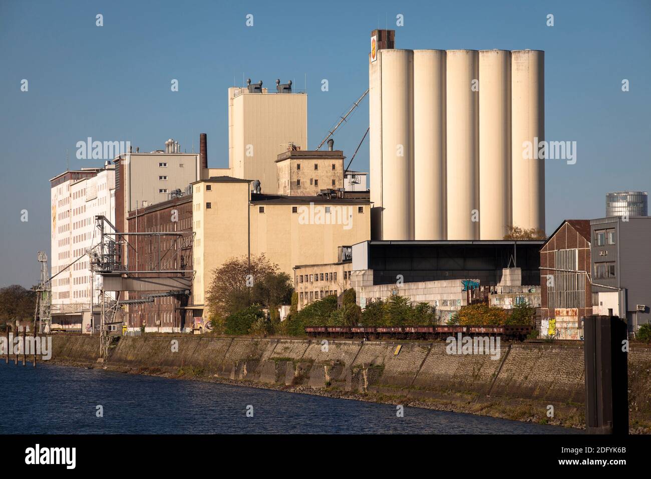 L'usine d'Ellmill ou d'Aurora dans le port du Rhin dans le district de Deutz, Cologne, Allemagne. Banque D'Images