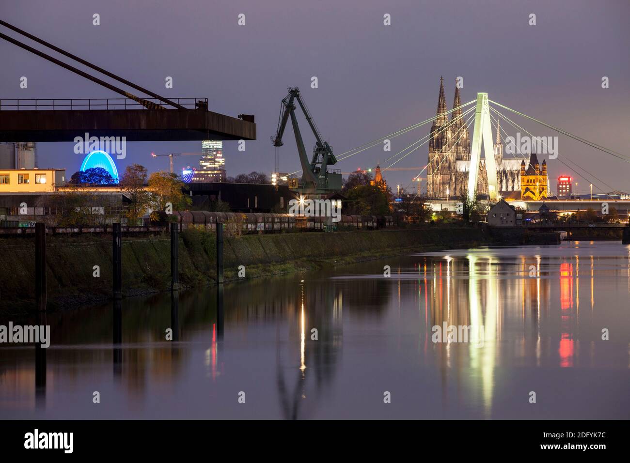 Port du Rhin dans le quartier Deutz, en arrière-plan la cathédrale et le pont Severins, Cologne, Allemagne. Banque D'Images