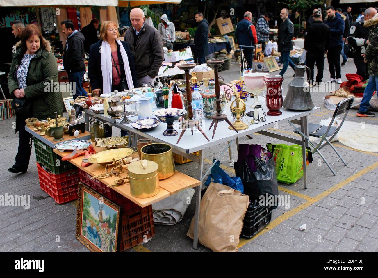 Articles d'occasion et d'époque en vente sur le marché de la rue - Athènes, Grèce, 2 décembre 2018. Banque D'Images