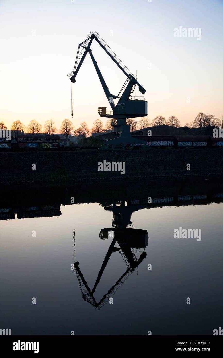 Grue de chargement dans le port du Rhin dans le district de Deutz, Cologne, Allemagne. Banque D'Images