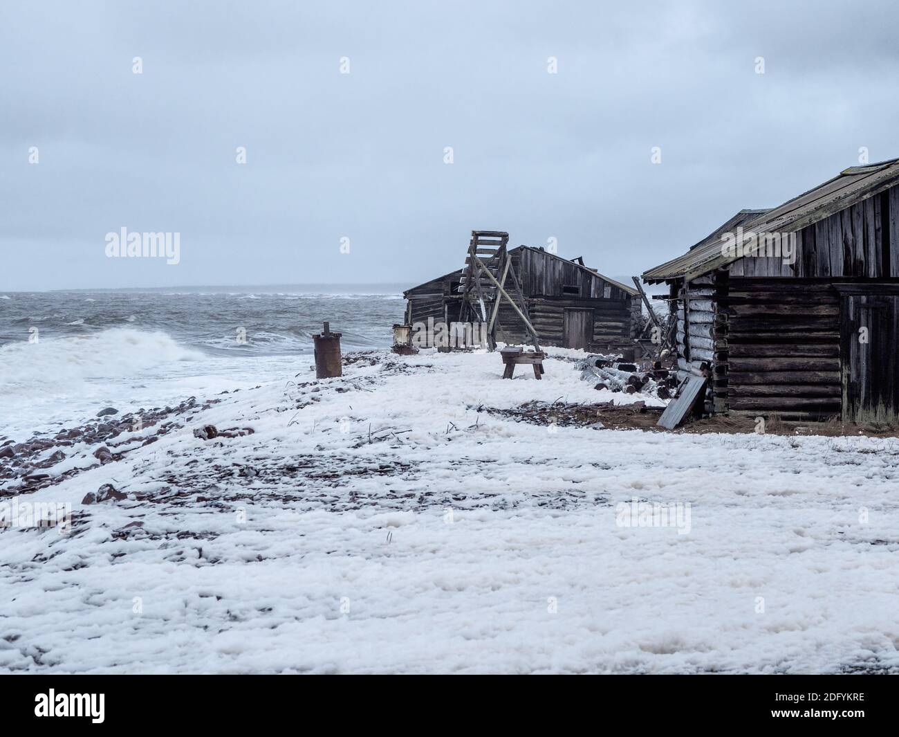 Paysage marin spectaculaire avec une mer blanche qui fait rage et une cabane de pêche sur le rivage. Baie de Kandalaksha. Umba. Russie. Banque D'Images