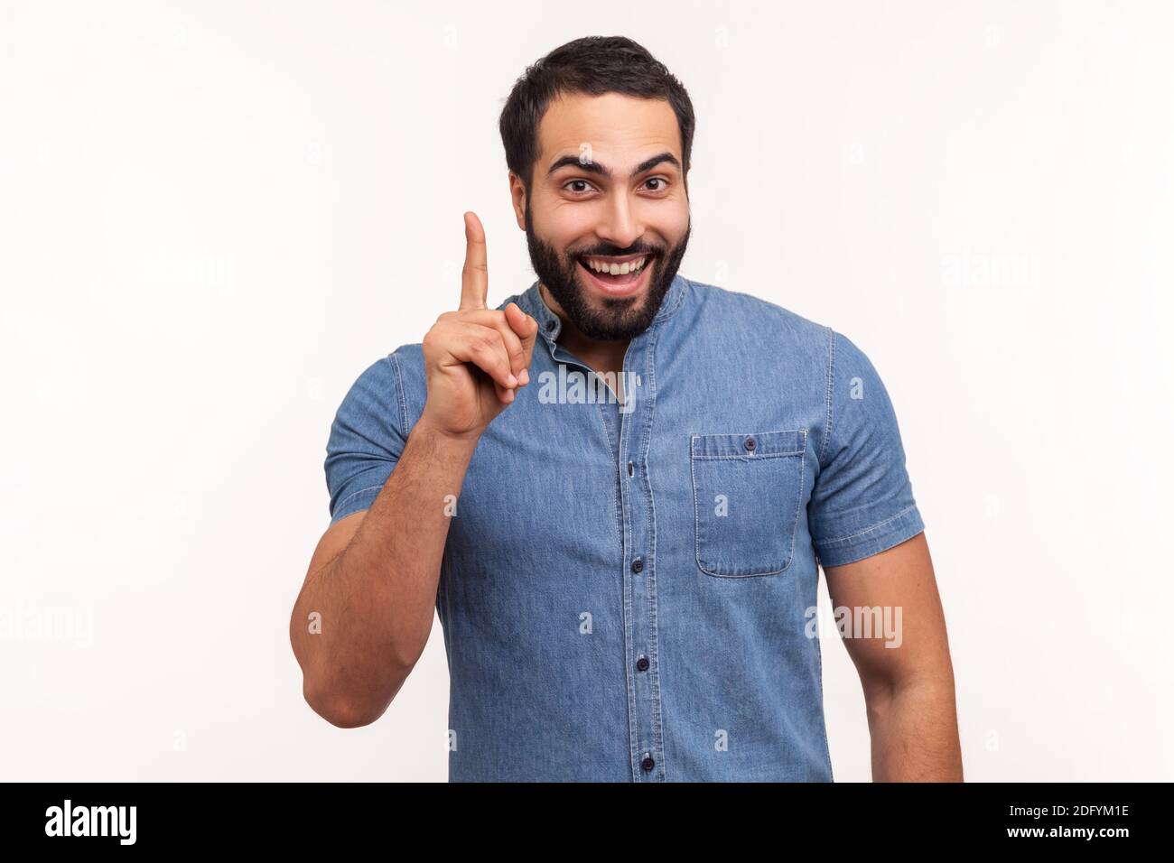 Eureka. Homme souriant intelligent avec la barbe pointant vers le haut, a une bonne idée génie plan, inspiration et créativité. Prise de vue en studio isolée sur blanc Banque D'Images