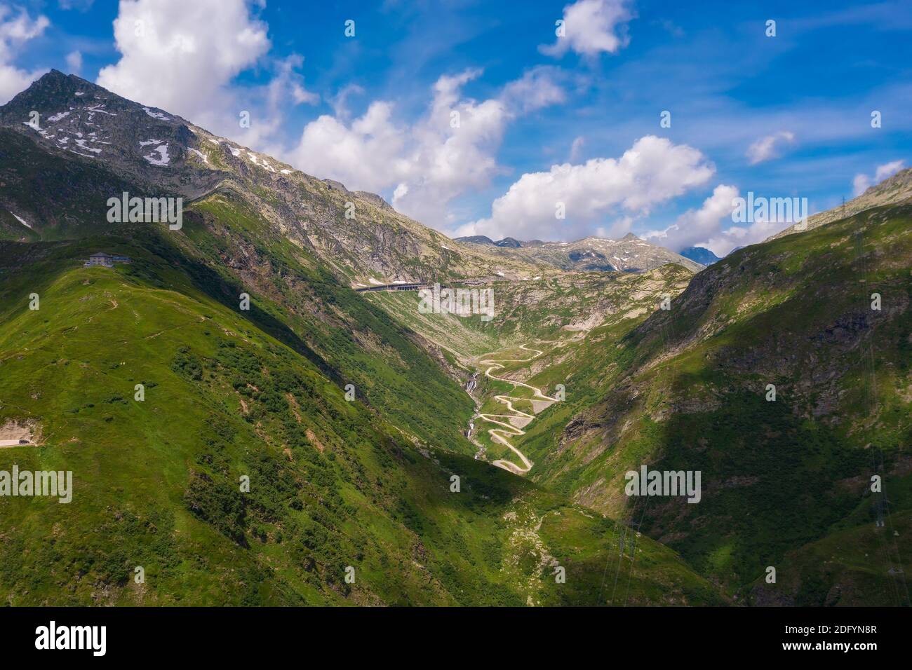 Vue aérienne du col de Saint-Gotthard dans les Alpes suisses, en Suisse Banque D'Images
