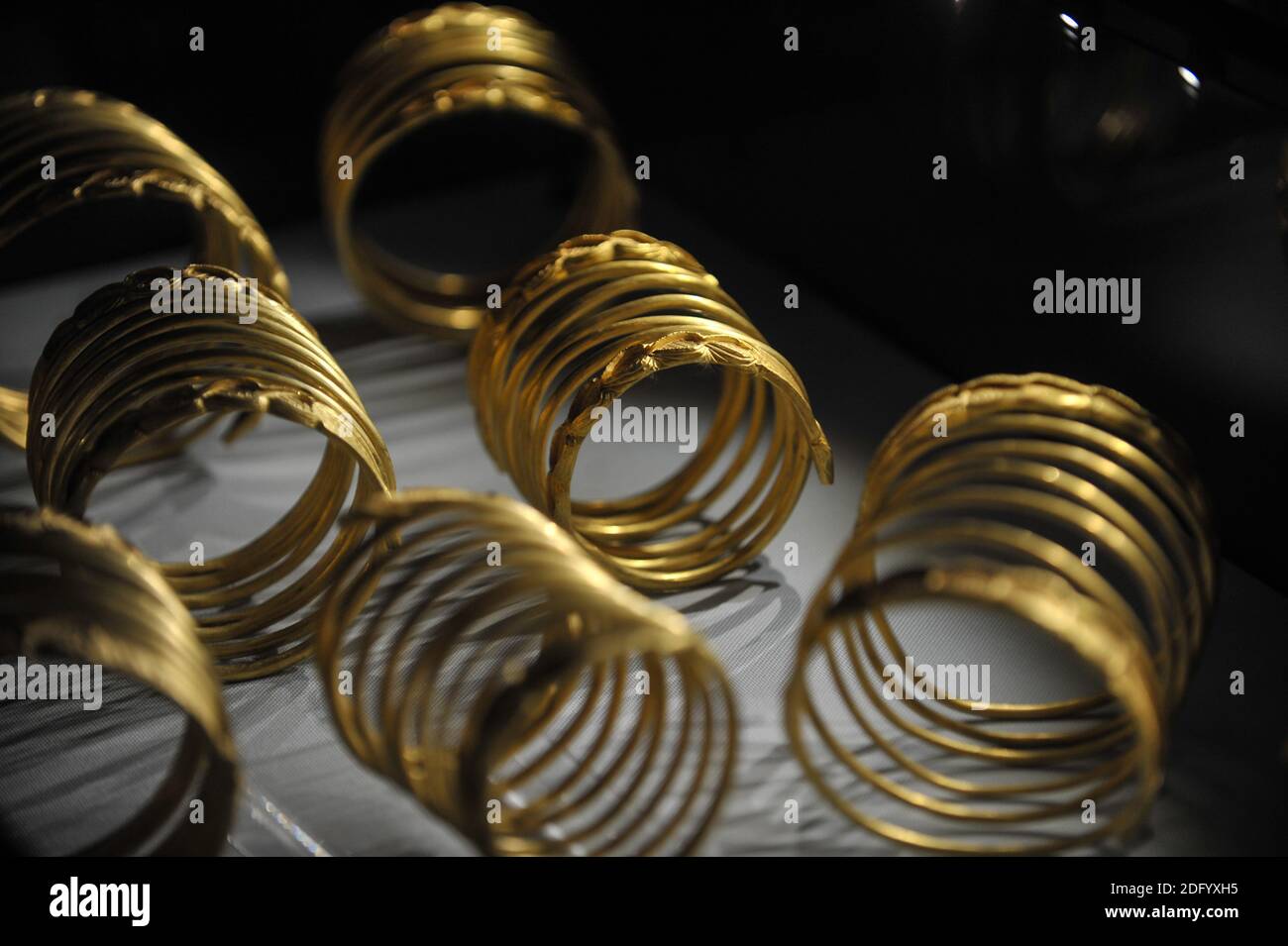 Bucarest, Roumanie - 11 avril 2012 : bracelets or Dacian à l'intérieur du Musée national d'histoire roumain. Banque D'Images