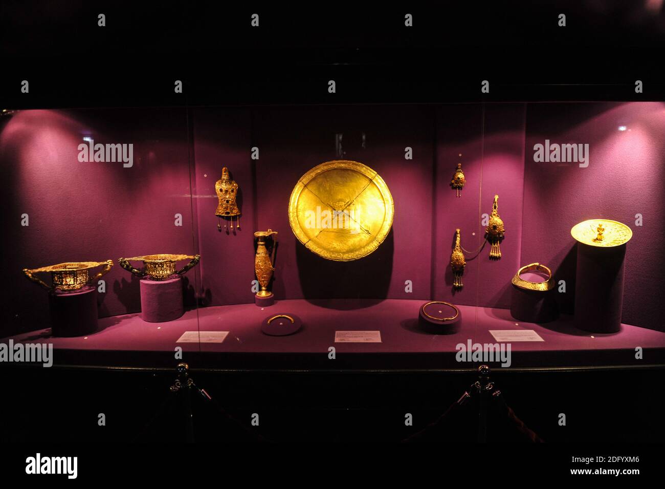 Bucarest, Roumanie - 11 avril 2012 : le Trésor de Pietroasele surnommé le Hen de Hatching avec des poussins d'or à l'intérieur du Musée national d'histoire roumain. Banque D'Images
