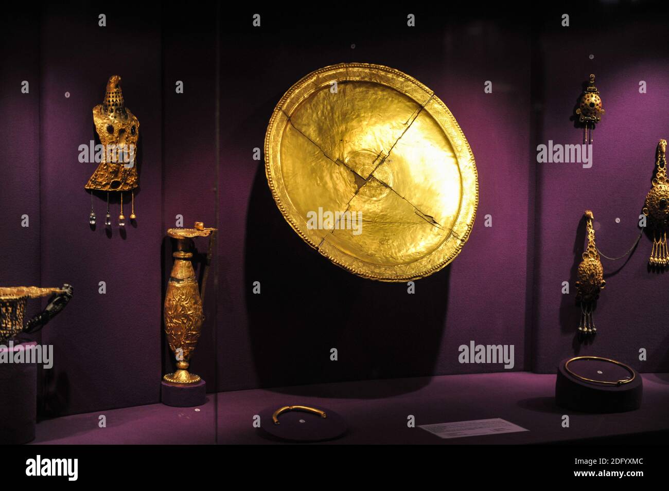 Bucarest, Roumanie - 11 avril 2012 : le Trésor de Pietroasele surnommé le Hen de Hatching avec des poussins d'or à l'intérieur du Musée national d'histoire roumain. Banque D'Images