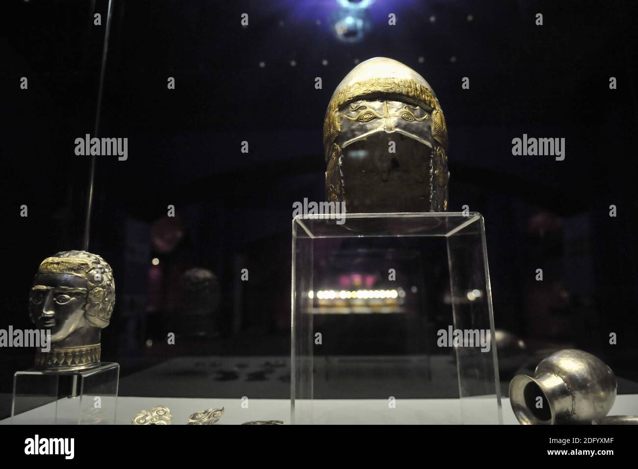 Bucarest, Roumanie - 11 avril 2012 : casque argent et or Geto-dacian au Musée d'histoire nationale roumain. Banque D'Images