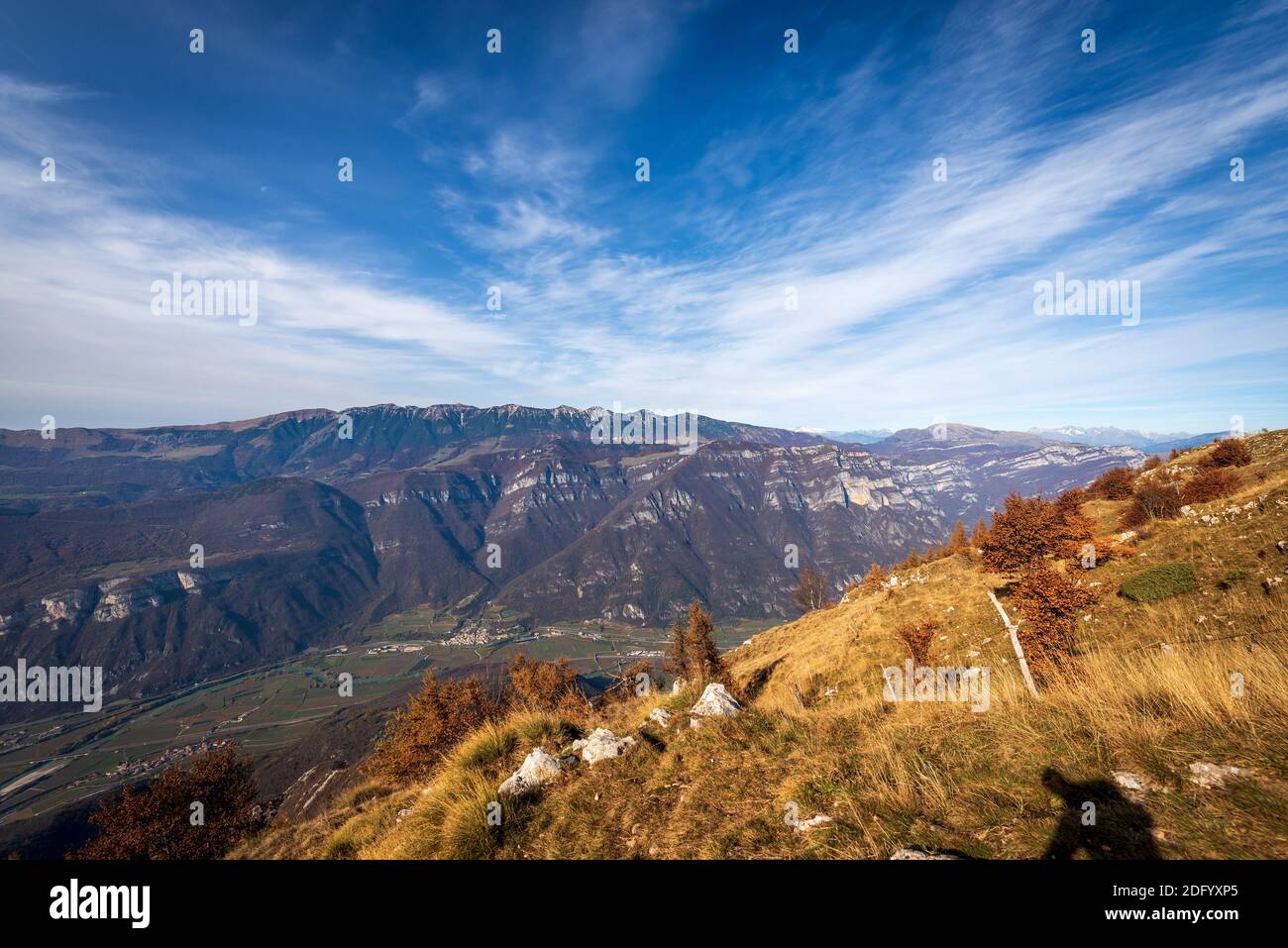 Chaîne de montagnes de Monte Baldo et vallée de l'Adige ou vue sur Vallagarina depuis le sommet de la montagne de Corno d'Aquilio, plateau de Lessinia, Vérone, Vénétie, Italie. Banque D'Images