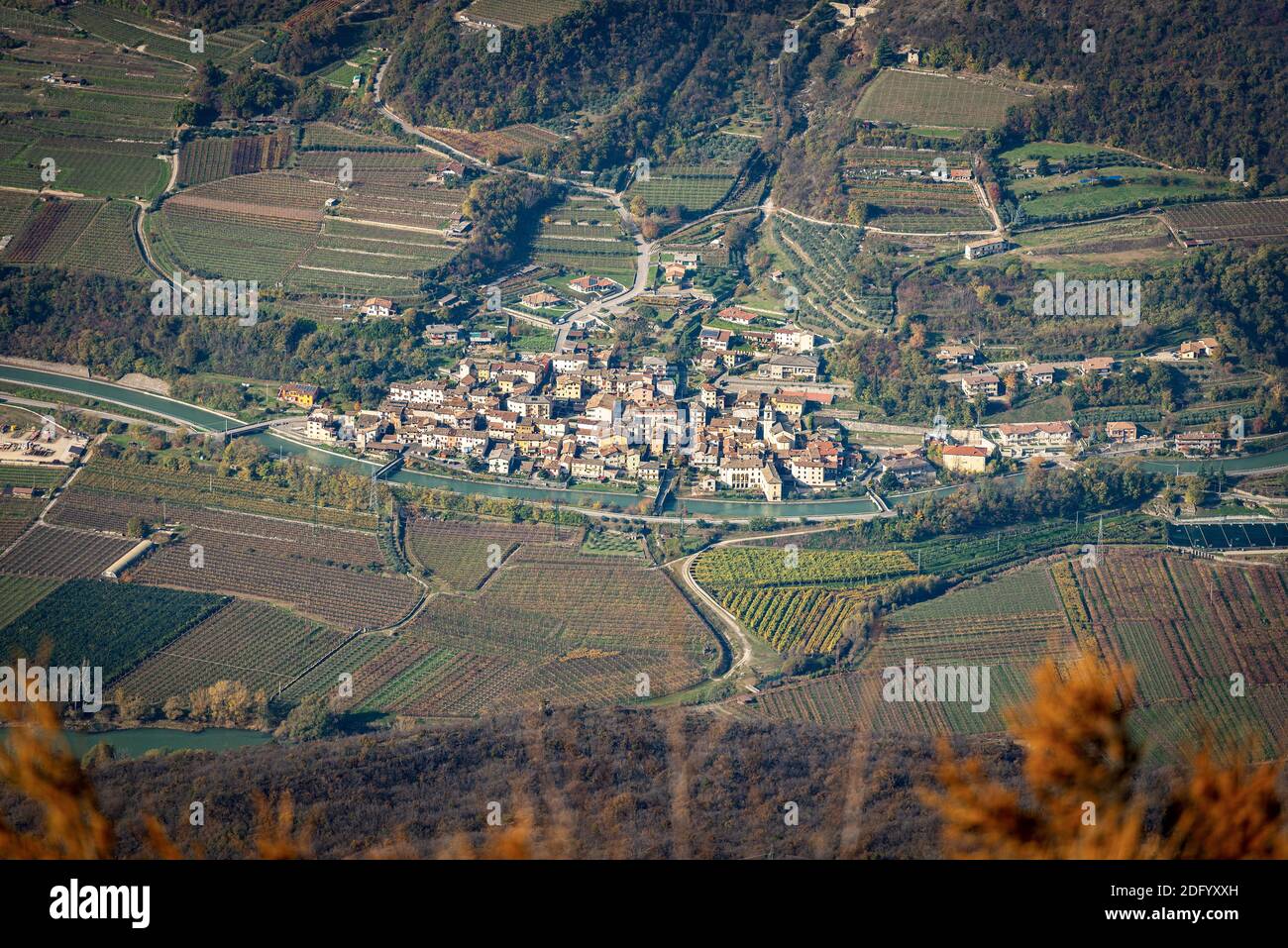 Vue aérienne de la vallée de l'Adige, Vallagarina, depuis le sommet de la montagne de Corno d'Aquilio avec le petit village de Belluno Veronese, Vénétie, Italie, Europe. Banque D'Images
