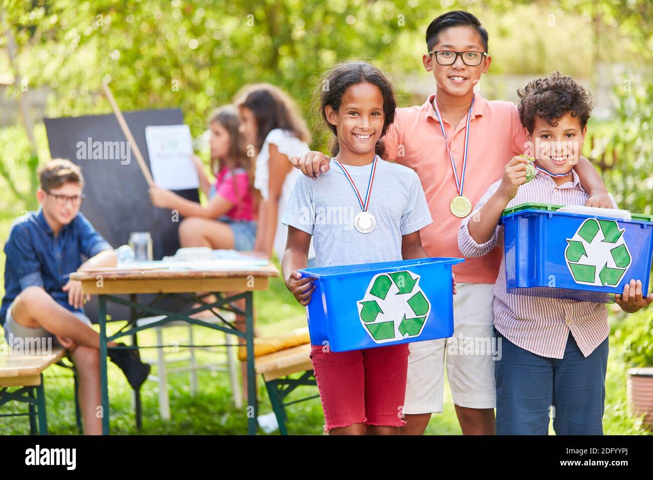 Les enfants aussi fiers environnementalistes et gagnants dans une écologie projet de recyclage Banque D'Images