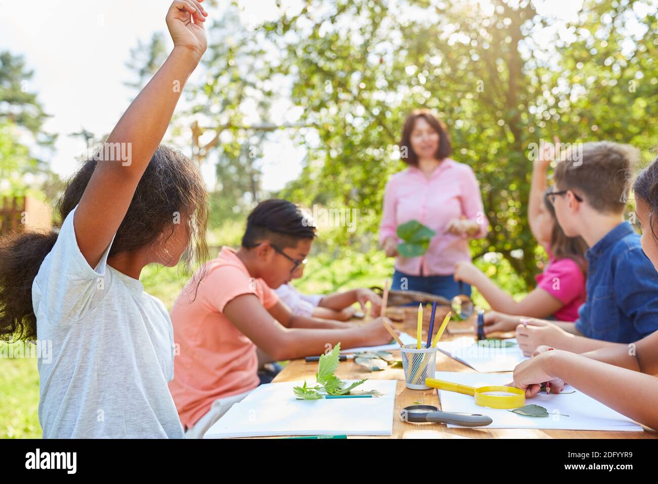 Les enfants s'amusent à dessiner et à peindre dans l'artisanat créatif cours au camp d'été Banque D'Images