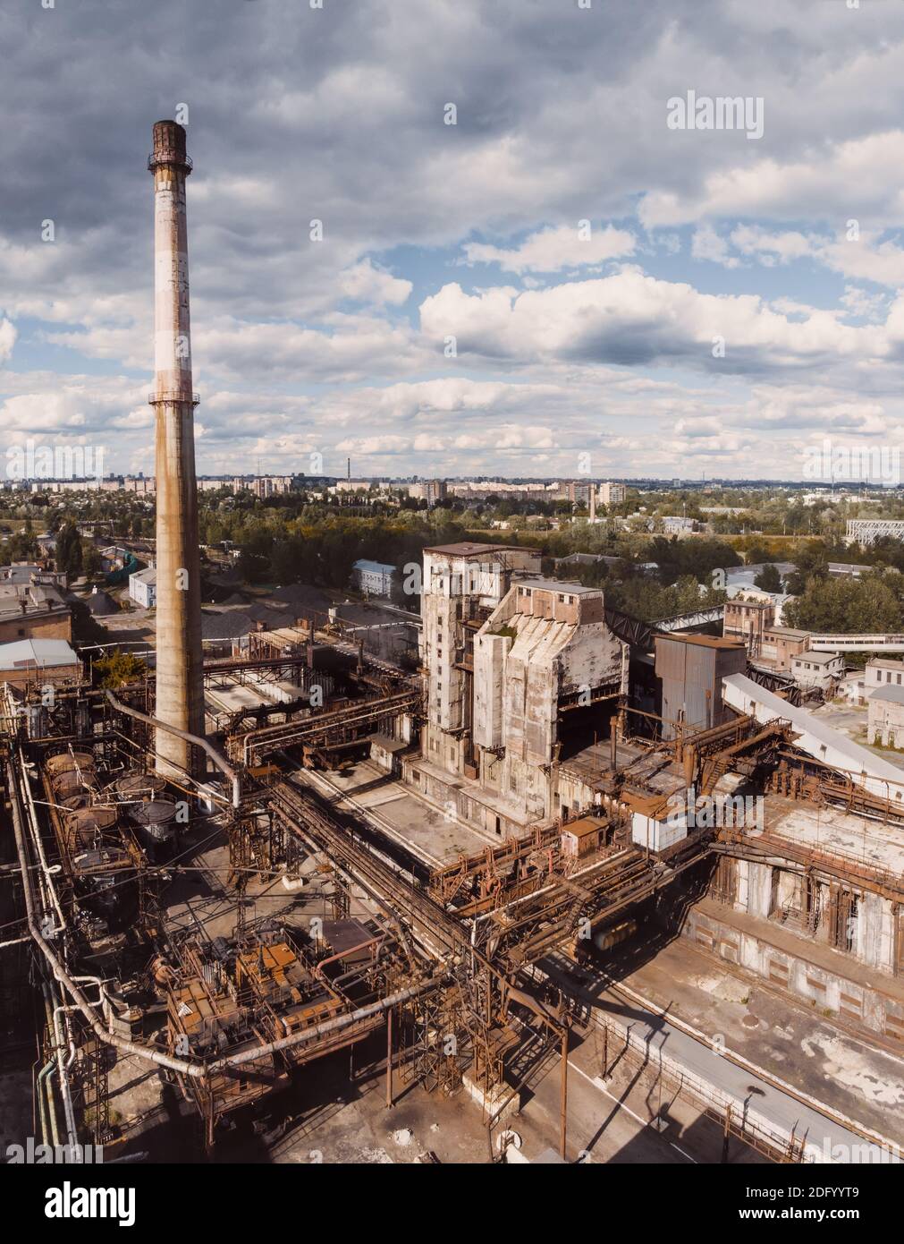 Tir de drone aérien d'une zone industrielle de charbon de coke ancienne avec cheminée de fumée. Concept de pollution de l'air. Banque D'Images