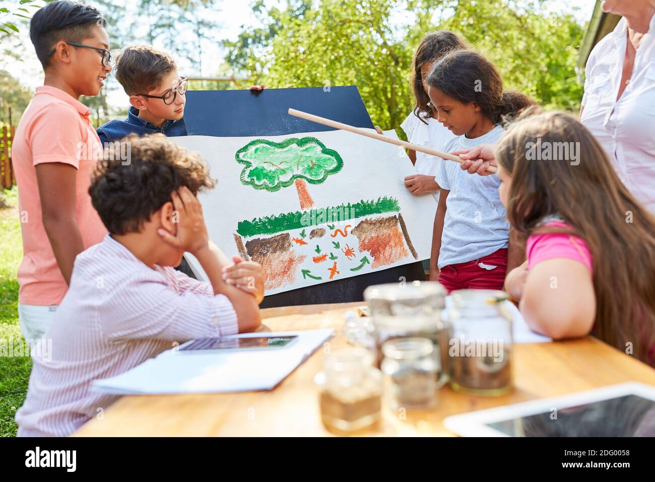 Enfants curieux dans le cours de tutorat d'été, apprenez-en plus sur la biologie et botanique Banque D'Images