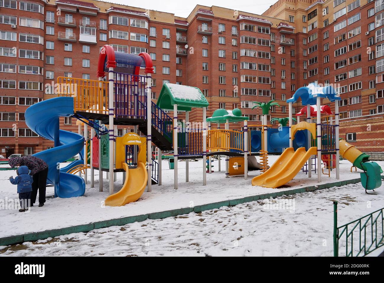 Aire de jeux pour enfants dans la cour d'un immeuble résidentiel, en hiver. Novosibirsk. Région de Novosibirsk, Russie. Banque D'Images