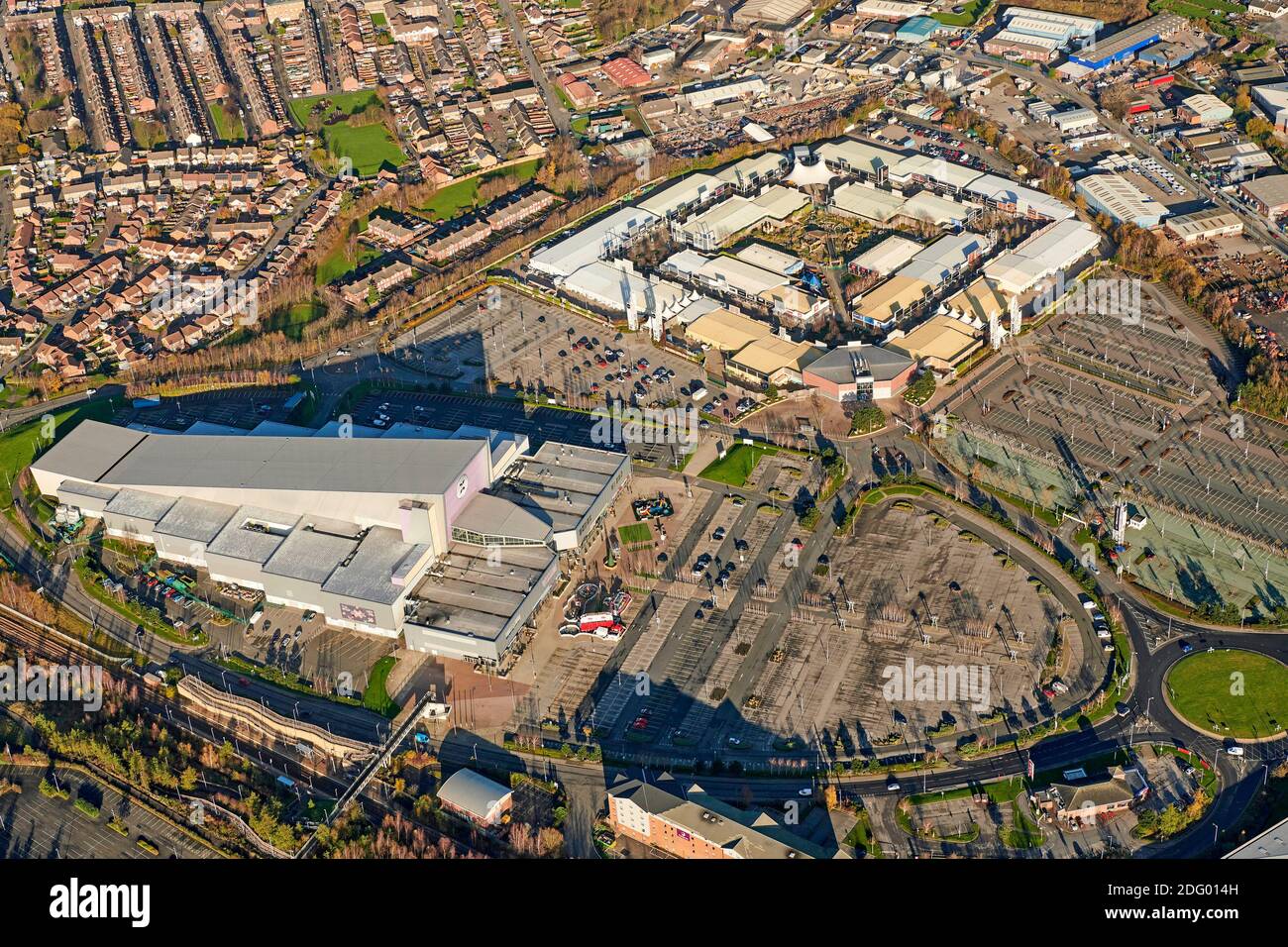 Freeport et Escape, magasins, à la jonction 32 de la M62, vides pendant l'enfermeture du coronavirus, West Yorkshire, nord de l'Angleterre, Royaume-Uni Banque D'Images