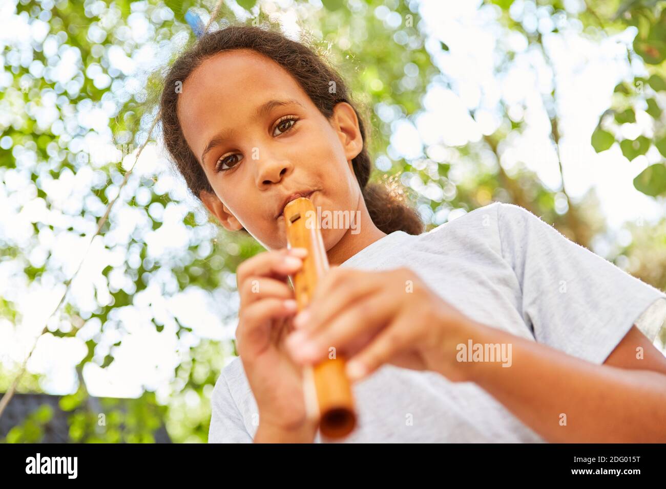 Filles avec le talent de musique jouant la flûte pratique dans un cours au camp d'été Banque D'Images