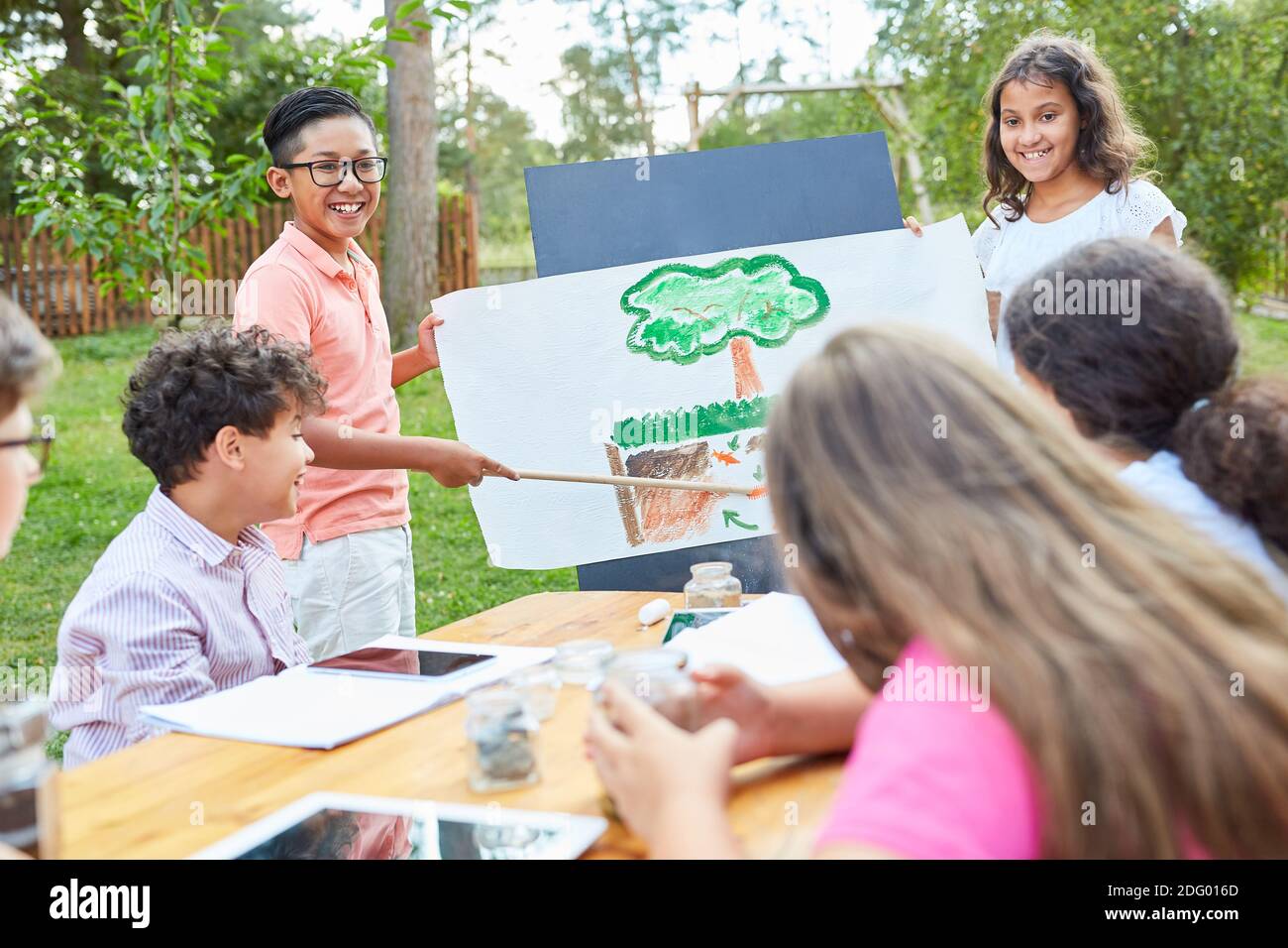 Les enfants du camp de tutorat de l'école d'été apprennent la biologie et les plantes Banque D'Images