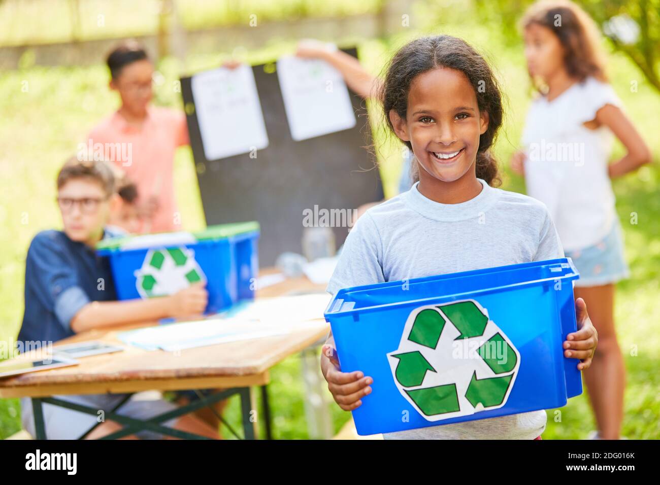 Les enfants comme écologistes volontaires dans un projet de recyclage dans le camp d'été Banque D'Images