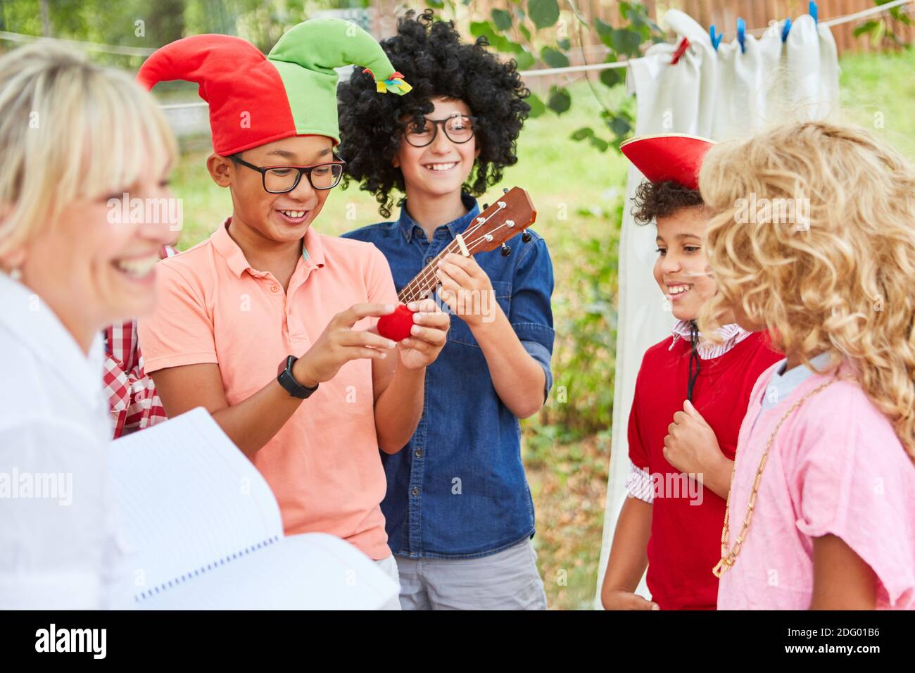Professeur et les enfants dans le drôle plan déguisé d'apparaître dessus spectacle de talents au camp d'été Banque D'Images