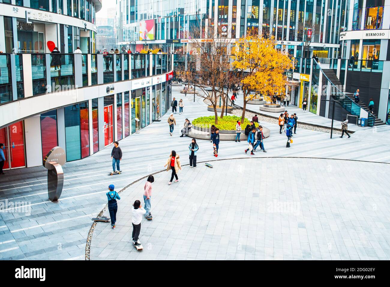 Sanlitun Soho est une rue populaire à Beijing, dans le district de Chaoyang. Style de vie urbain et scènes de rue. La vie quotidienne à Pékin. Banque D'Images
