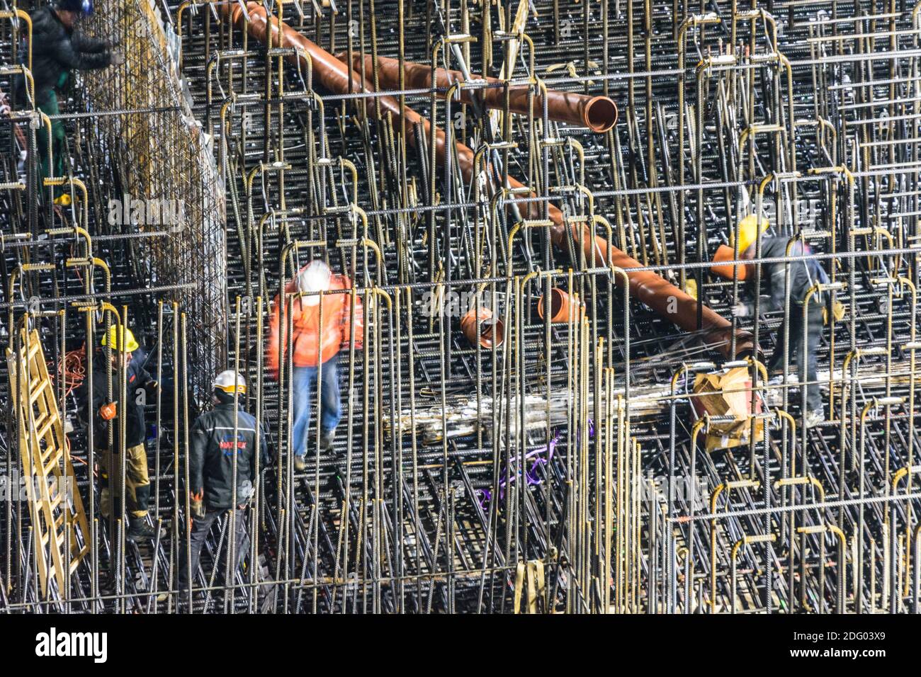 Wien, Vienne: Chantier de construction, ouvrier de construction installer une tresse de renforcement pour une plaque de base d'un bâtiment de haute élévation, projet 'Danube Flats Banque D'Images