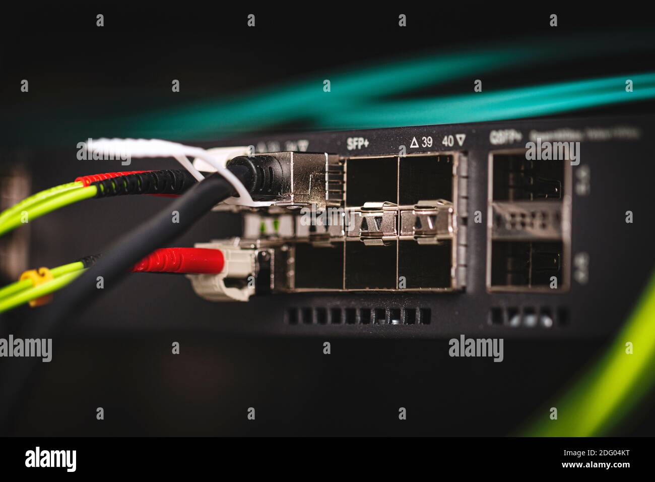 gros plan d'un commutateur à fibre optique avec câble Banque D'Images