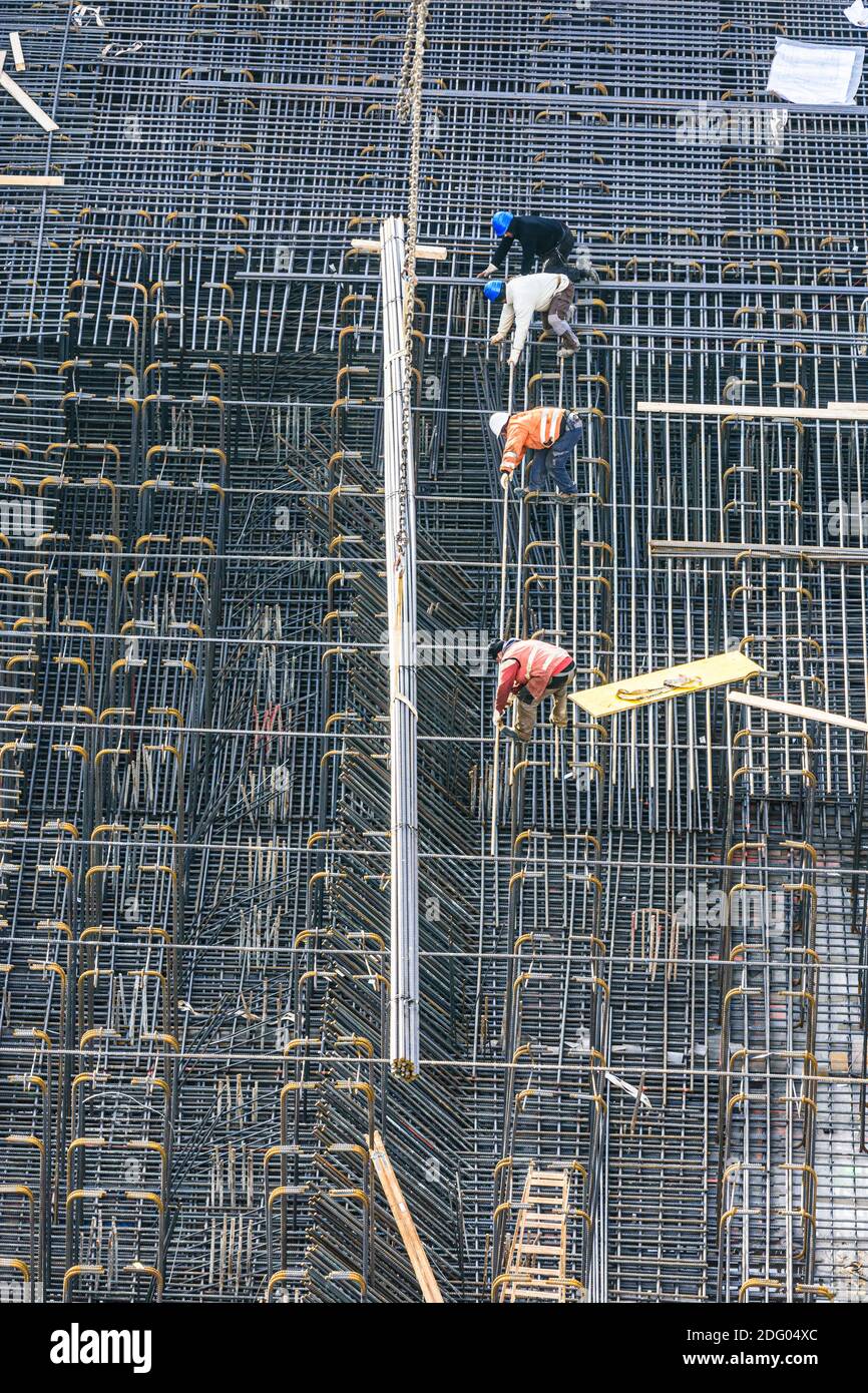 Wien, Vienne: Chantier de construction, ouvrier de construction installer une tresse de renforcement pour une plaque de base d'un bâtiment de haute élévation, projet 'Danube Flats Banque D'Images