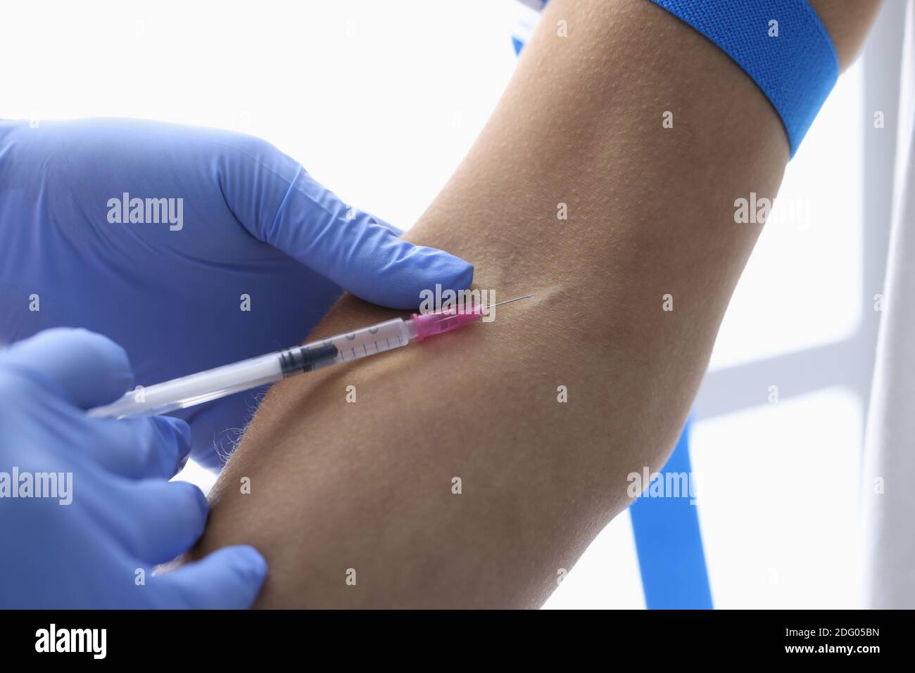 Injection de médicaments avec seringue dans la veine en gros plan de la main. Banque D'Images