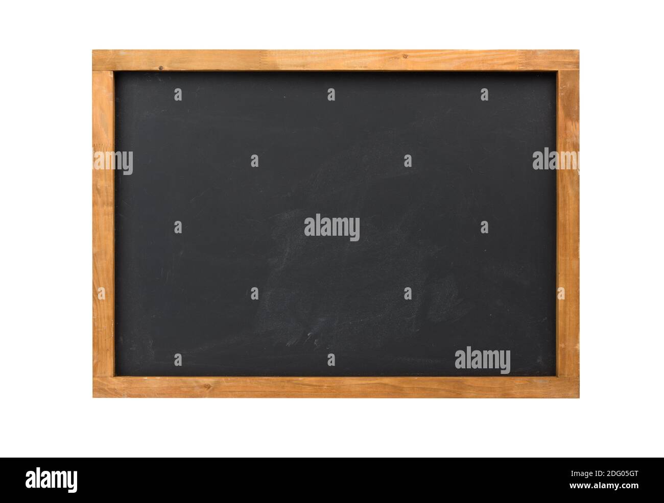 tableau noir vierge de craie d'école isolé sur fond blanc, espace de copie Banque D'Images