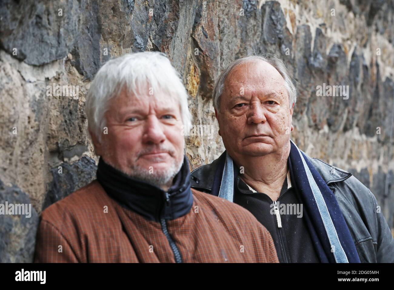 Cologne, Allemagne. 07ème décembre 2020. Wilfried Schmickler (r) et Jürgen Becker, artistes de cabaret du spectacle Mitternachtsspitzen, se tiennent au mur de la ville. Credit: Oliver Berg/dpa/Alay Live News Banque D'Images