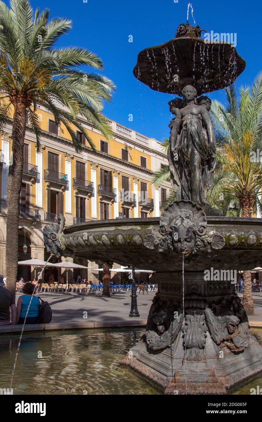 Fontaine dans une rue sans voiture dans le quartier Eixample de Barcelone dans la région de Catalogne en Espagne. Banque D'Images
