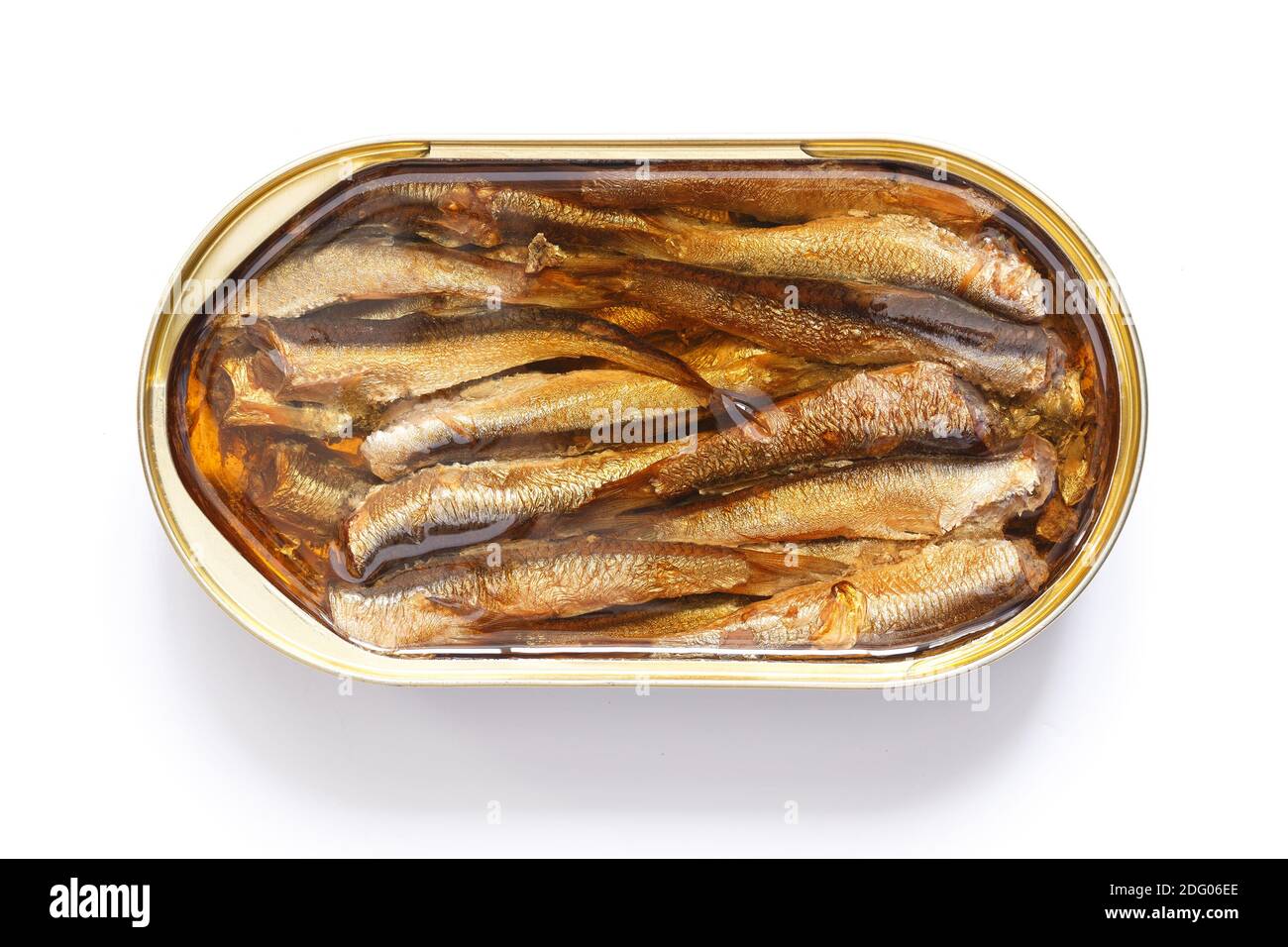 Une boîte ouverte de poisson fumé en conserve dans l'huile, sur fond blanc isolé. Banque D'Images